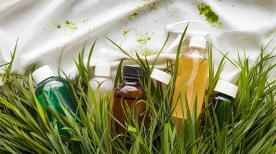 Des trucs de nettoyage pour se débarrasser des taches d'herbe sur les vêtements